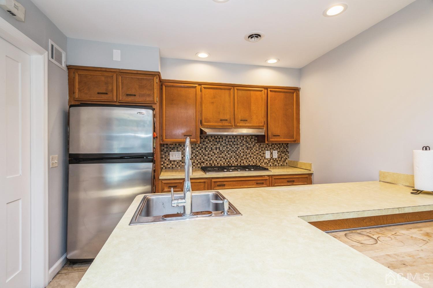 945 River Road Piscataway, NJ 08854 - Photo 7 of 26 Kitchen