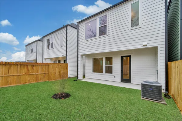 a view of a house with backyard and garden