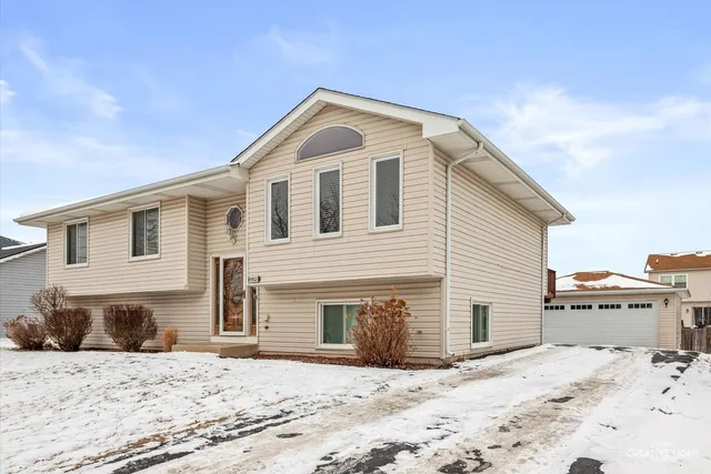 $320,000 | 6913 Monmouth Drive, Joliet, IL 60431