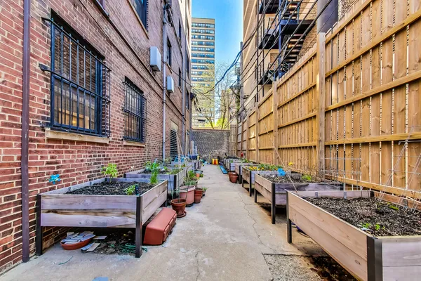 $2,000 | 431 West Oakdale Avenue, Unit 1C, Chicago, IL 60657