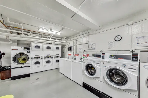 $2,000 | 431 West Oakdale Avenue, Unit 1C, Chicago, IL 60657
