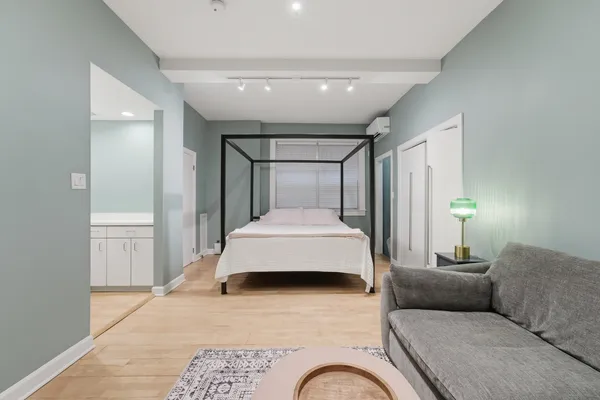 $2,000 | 431 West Oakdale Avenue, Unit 1C, Chicago, IL 60657