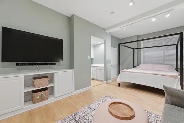 $2,000 | 431 West Oakdale Avenue, Unit 1C, Chicago, IL 60657
