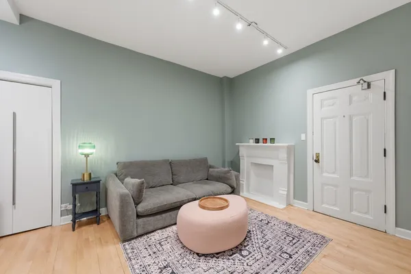 $2,000 | 431 West Oakdale Avenue, Unit 1C, Chicago, IL 60657