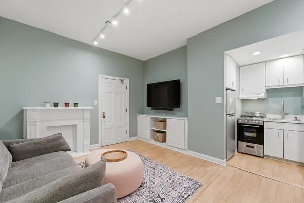 $2,000 | 431 West Oakdale Avenue, Unit 1C, Chicago, IL 60657
