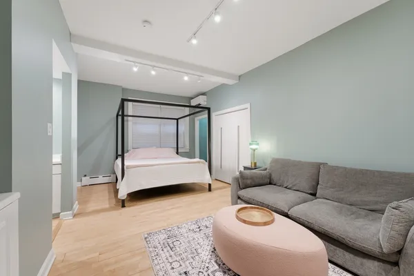 $2,000 | 431 West Oakdale Avenue, Unit 1C, Chicago, IL 60657