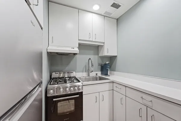 $2,000 | 431 West Oakdale Avenue, Unit 1C, Chicago, IL 60657