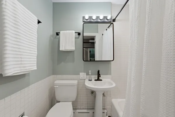 $2,000 | 431 West Oakdale Avenue, Unit 1C, Chicago, IL 60657