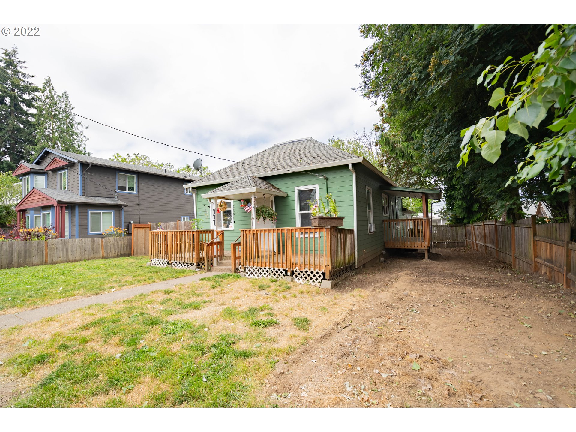 111 South 3rd Avenue Ridgefield, WA 98642 - Photo 4 of 32 a house view with a garden space