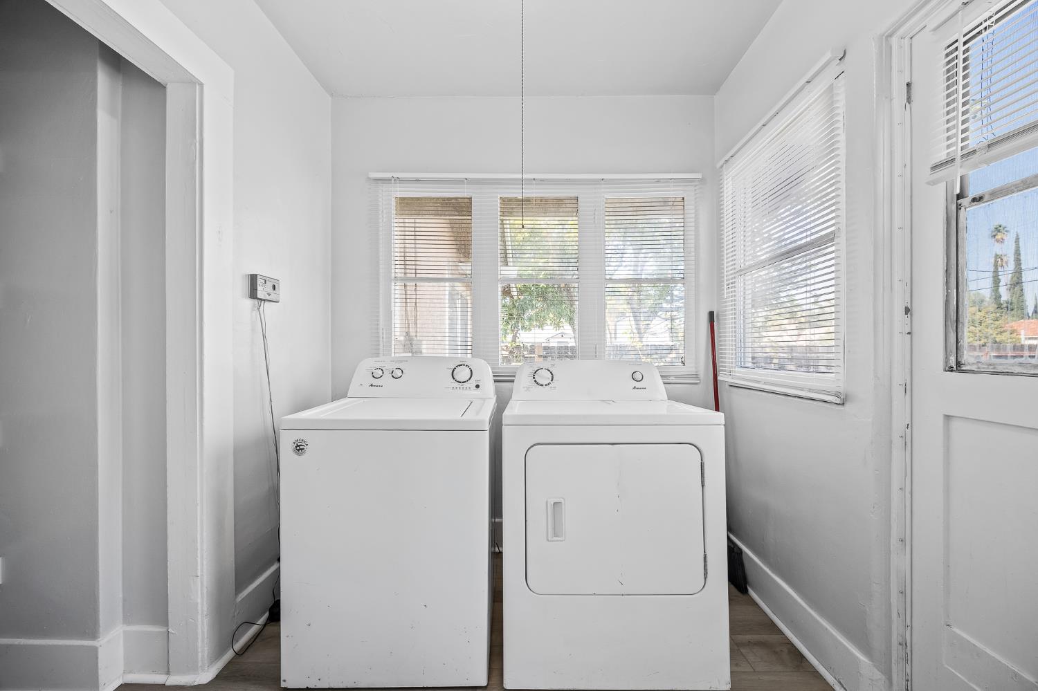 4001 East Balch Avenue Fresno, CA 93702 - Photo 15 of 22 a utility room with dryer and washer