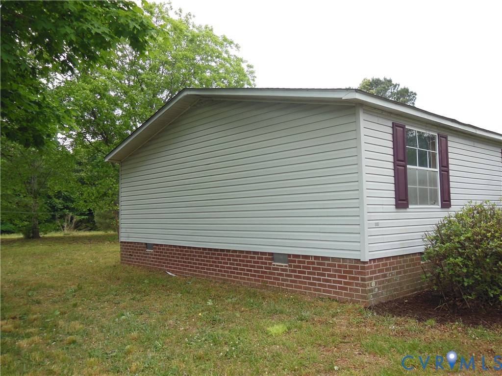 5018 Olgers Road Sutherland, VA 23885 - Photo 2 of 26 a backyard of a house