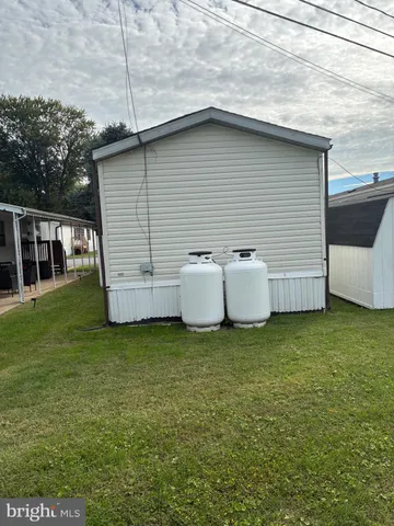 a view of a house with backyard