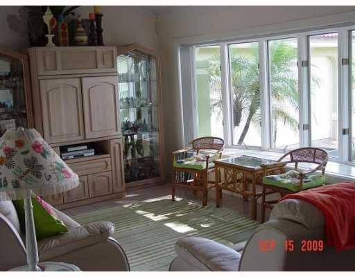 405 South Riverside Drive Pompano Beach, FL 33062 - Photo 9 of 12 Living Room