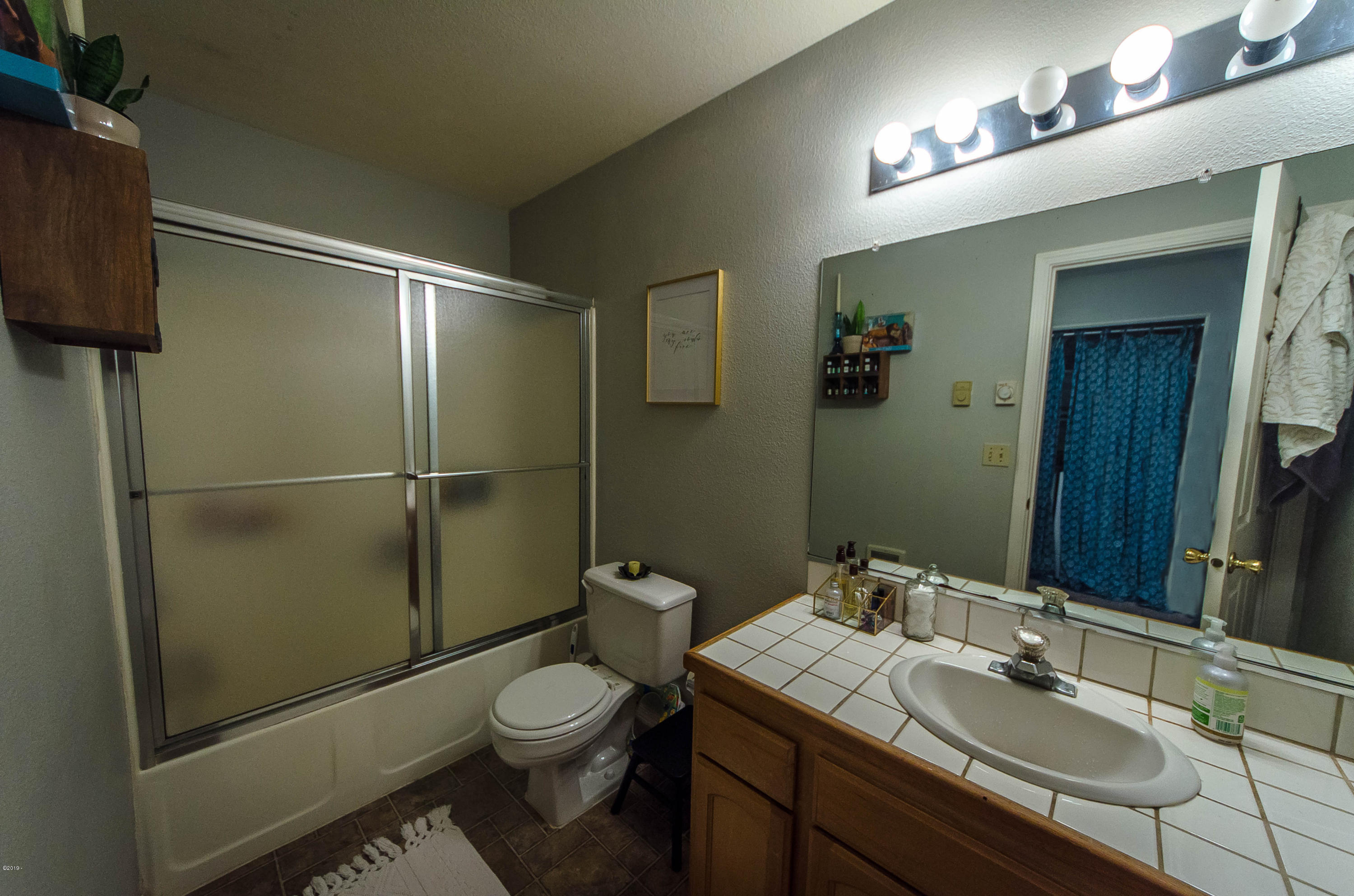 568 Southwest 5th Street Newport, OR 97365 - Photo 8 of 20 9 Unit 1 Full Bath