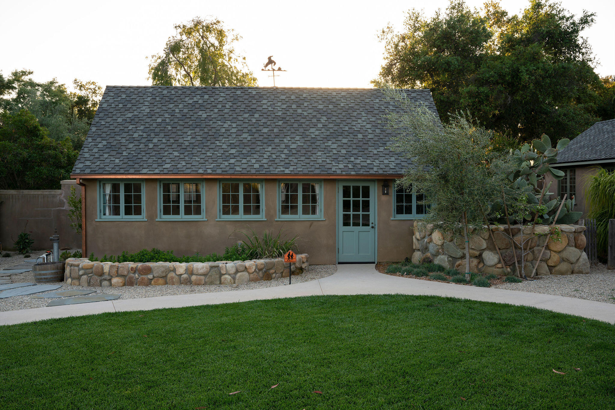 0 San Antonio Street Ojai, CA 93023 - Photo 61 of 73 a backyard of a house with table and chairs
