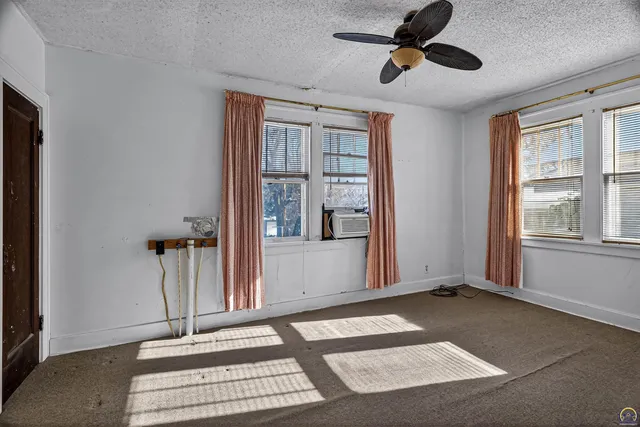 $104,900 | 904 Southwest Jewell Avenue, Topeka, KS 66606