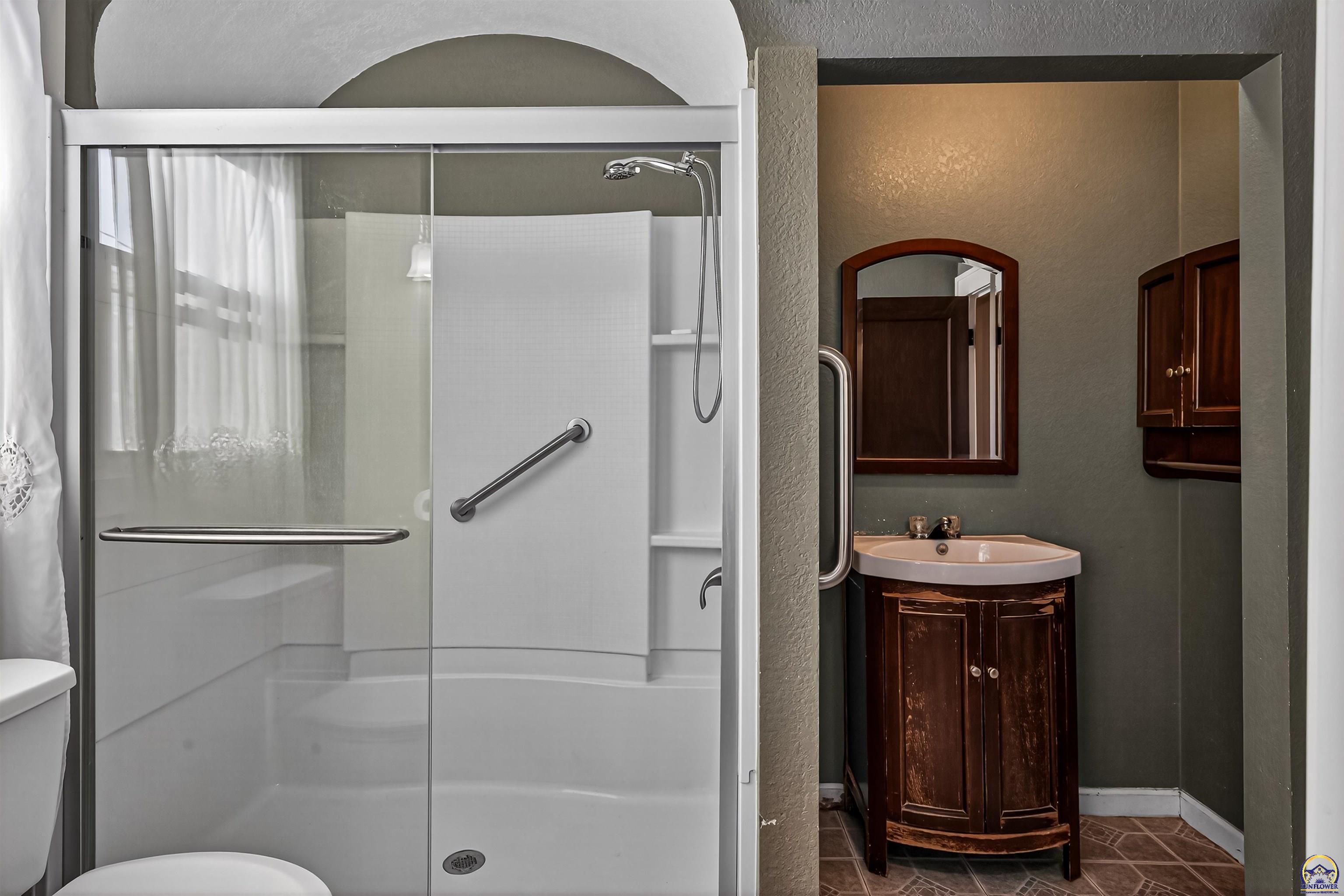 904 Southwest Jewell Avenue Topeka, KS 66606 - Photo 13 of 30