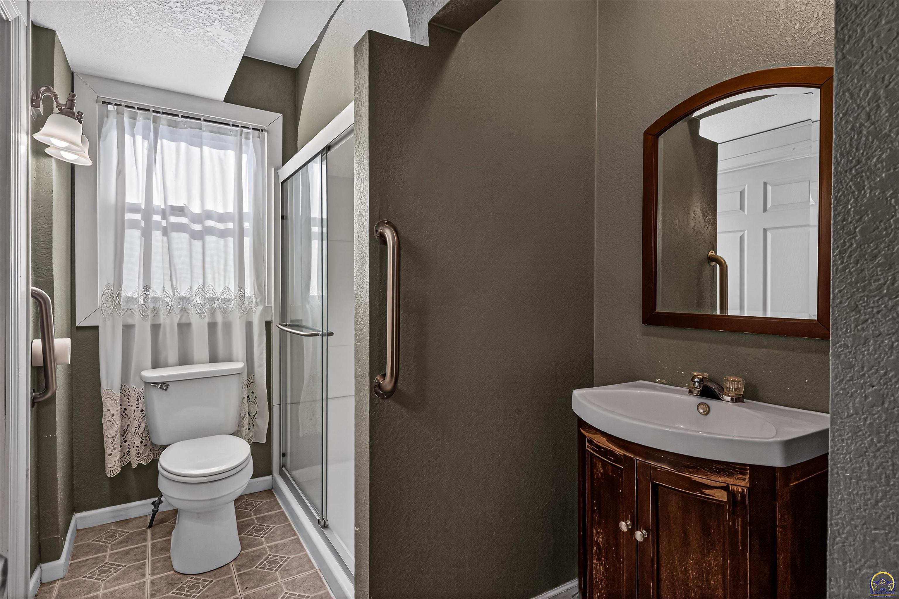 904 Southwest Jewell Avenue Topeka, KS 66606 - Photo 14 of 30