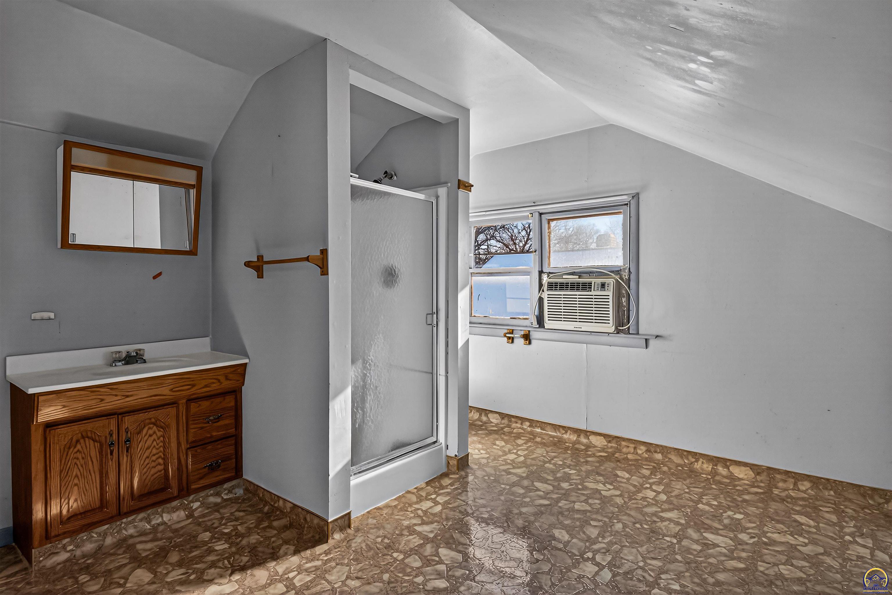 904 Southwest Jewell Avenue Topeka, KS 66606 - Photo 18 of 30