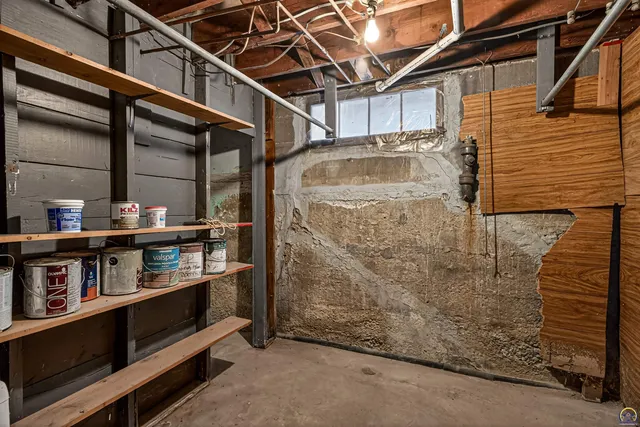 $104,900 | 904 Southwest Jewell Avenue, Topeka, KS 66606