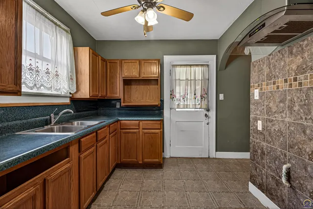 $104,900 | 904 Southwest Jewell Avenue, Topeka, KS 66606