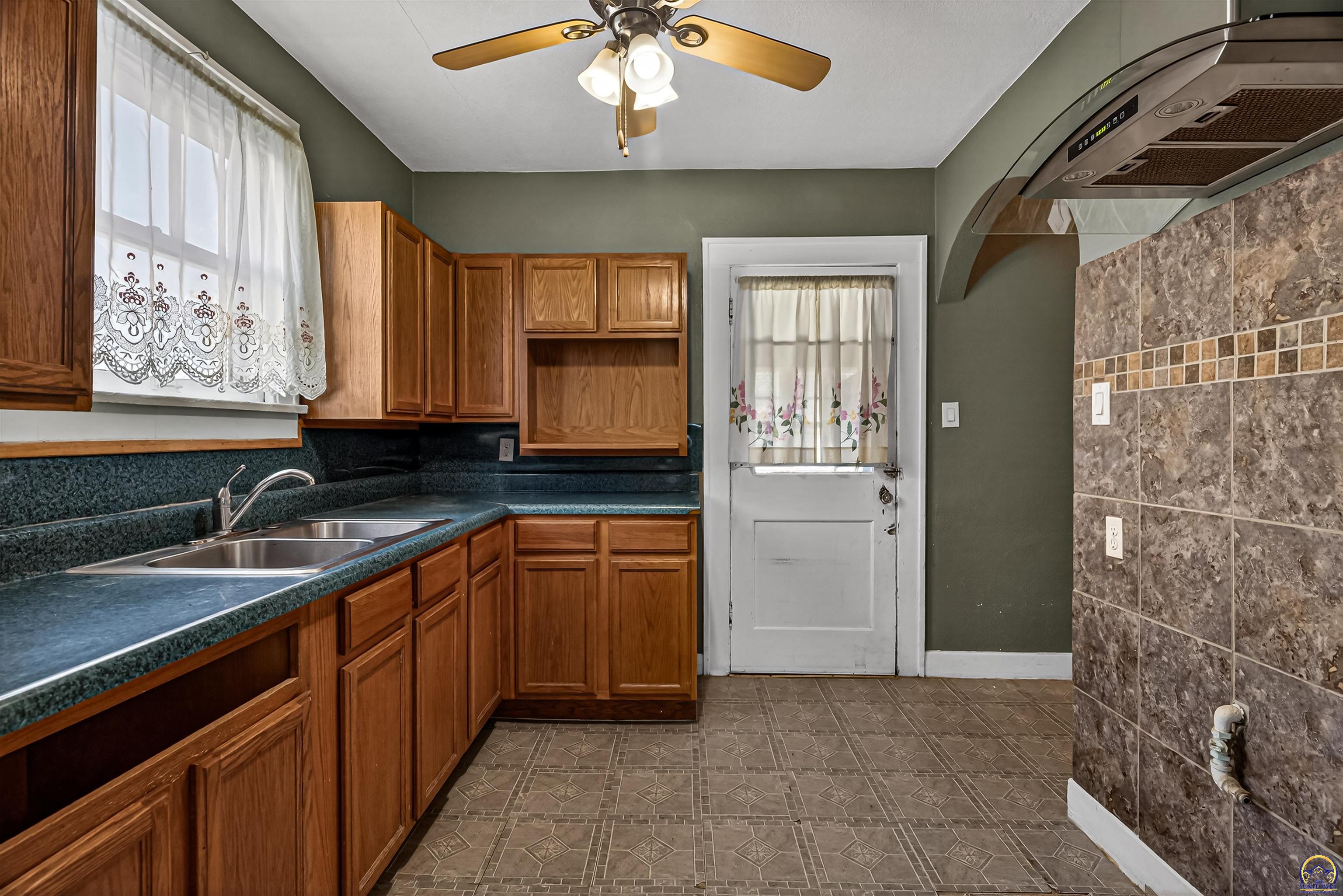 904 Southwest Jewell Avenue Topeka, KS 66606 - Photo 4 of 30