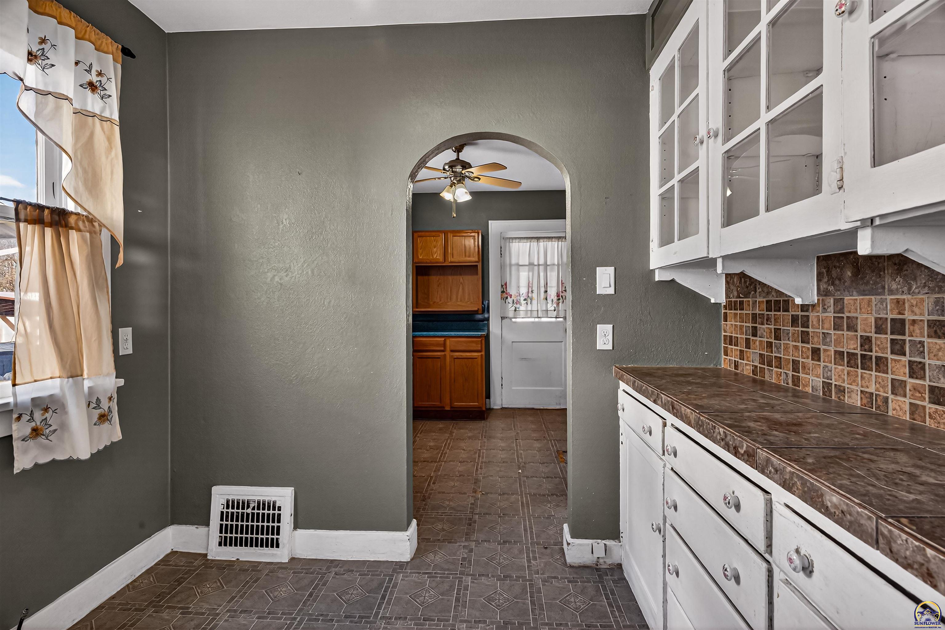 904 Southwest Jewell Avenue Topeka, KS 66606 - Photo 5 of 30