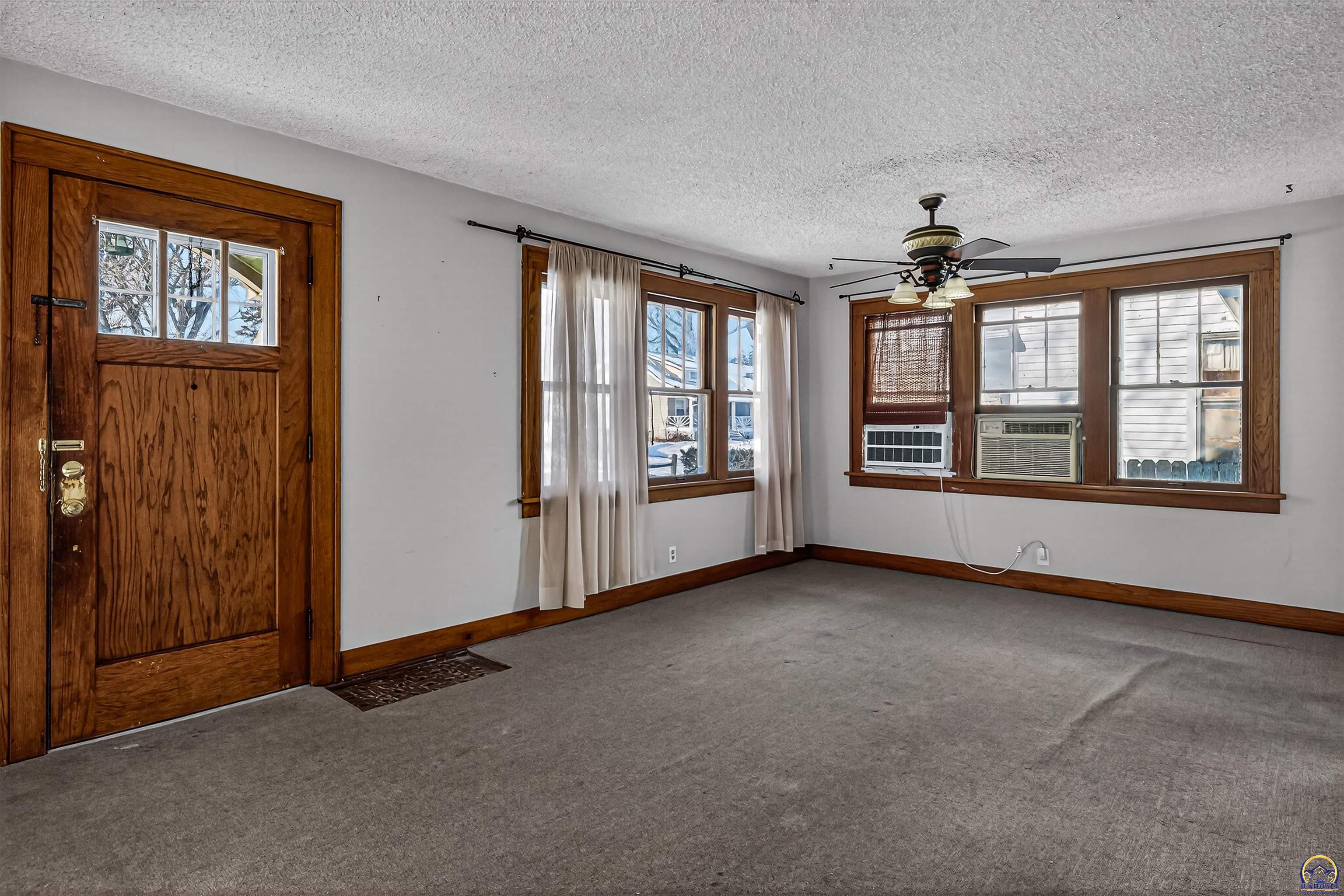 904 Southwest Jewell Avenue Topeka, KS 66606 - Photo 8 of 30