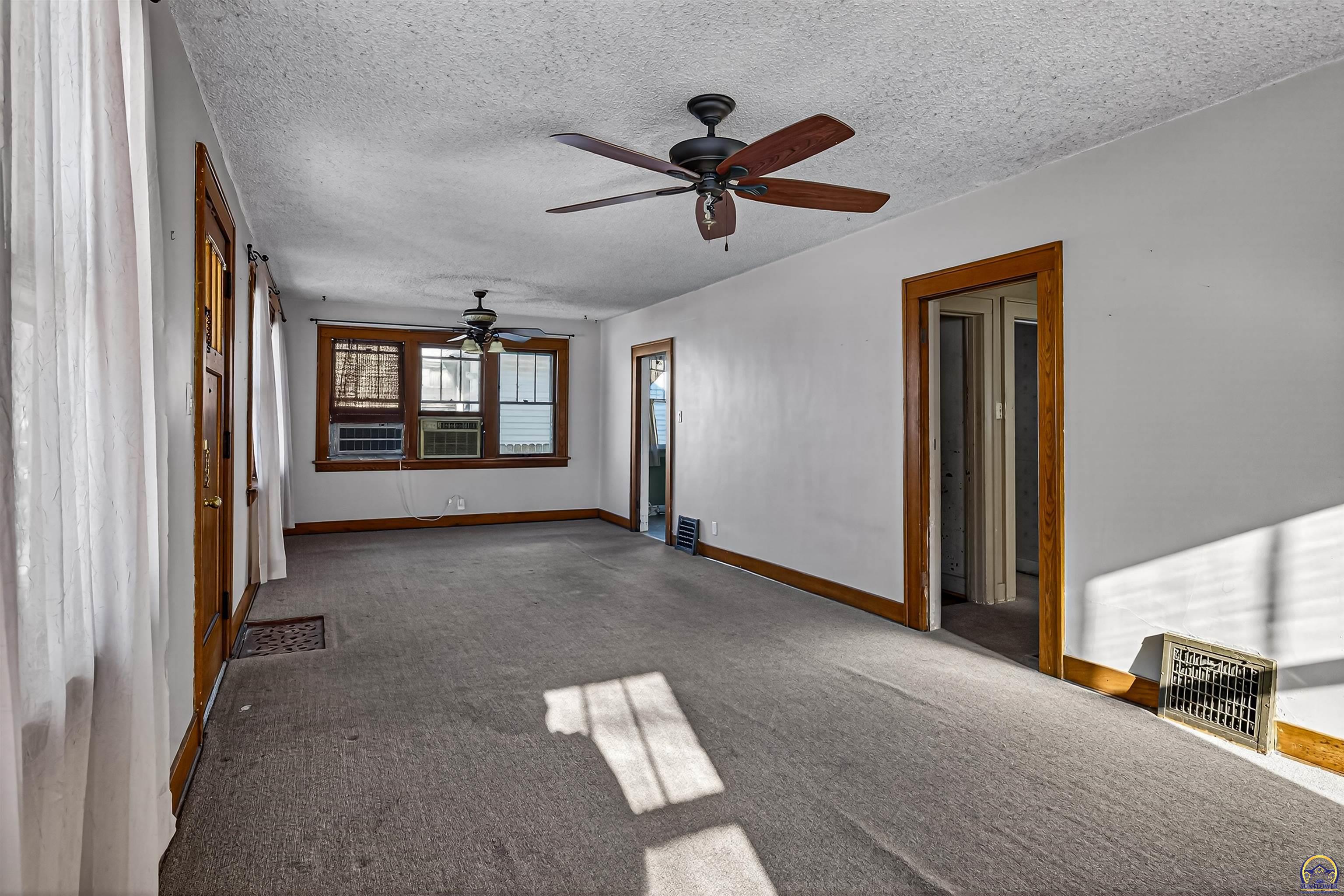 904 Southwest Jewell Avenue Topeka, KS 66606 - Photo 9 of 30