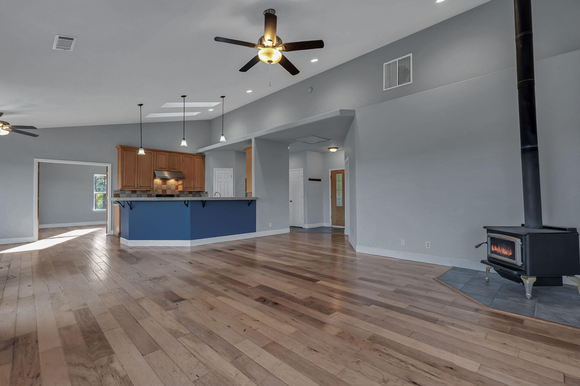13303 Intermountain Road Redding, CA 96003 - Photo 3 of 35 Living Room