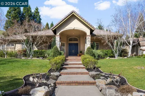 a view of a fountain in front of the house