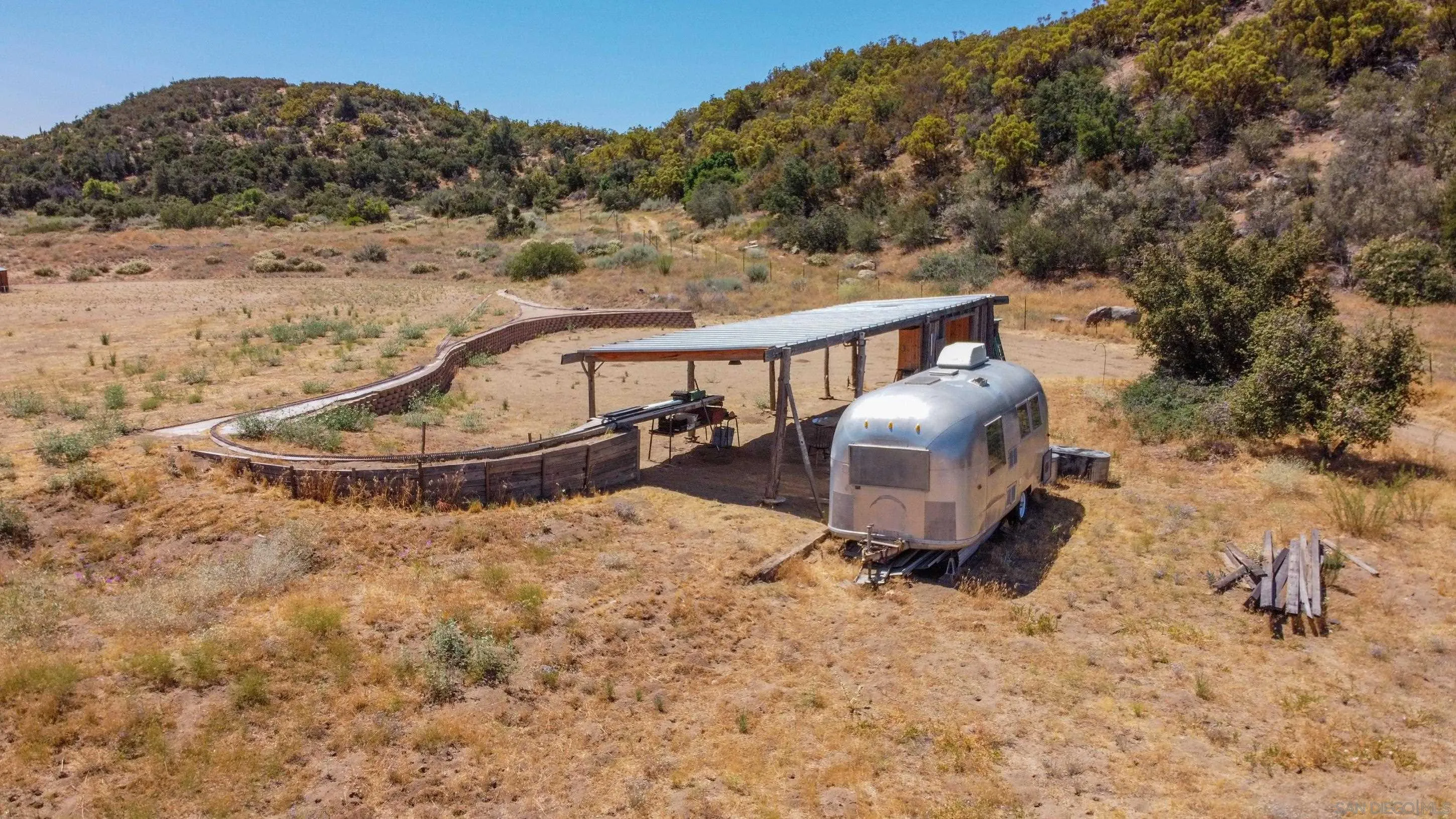 60815 Burnt Valley Road Anza, CA 92539 - Photo 35 of 40 a view of a two chairs in the roof