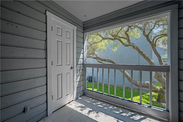 a view of entryway of the house