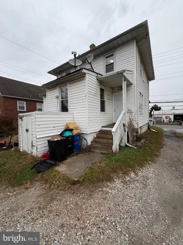 a view of a house with backyard
