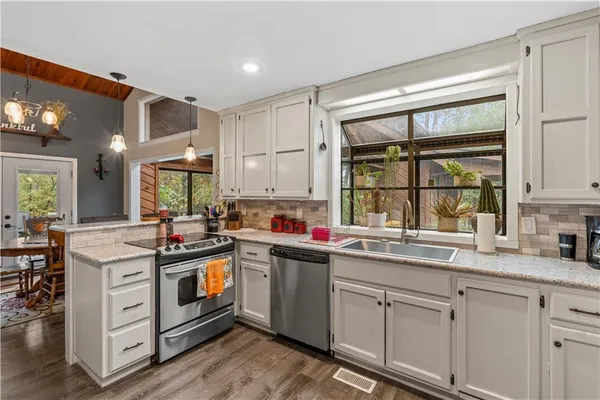 $850,000 | 23529 East Overland Road, Nevada, MO 64772