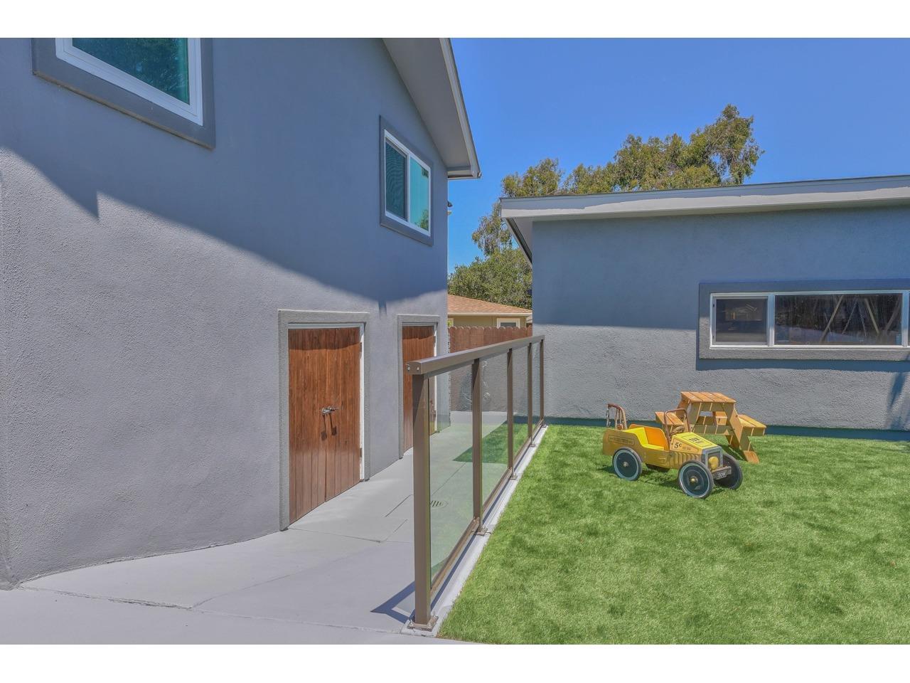 73 Melway Circle Monterey, CA 93940 - Photo 41 of 46 a backyard of a house with table and chairs