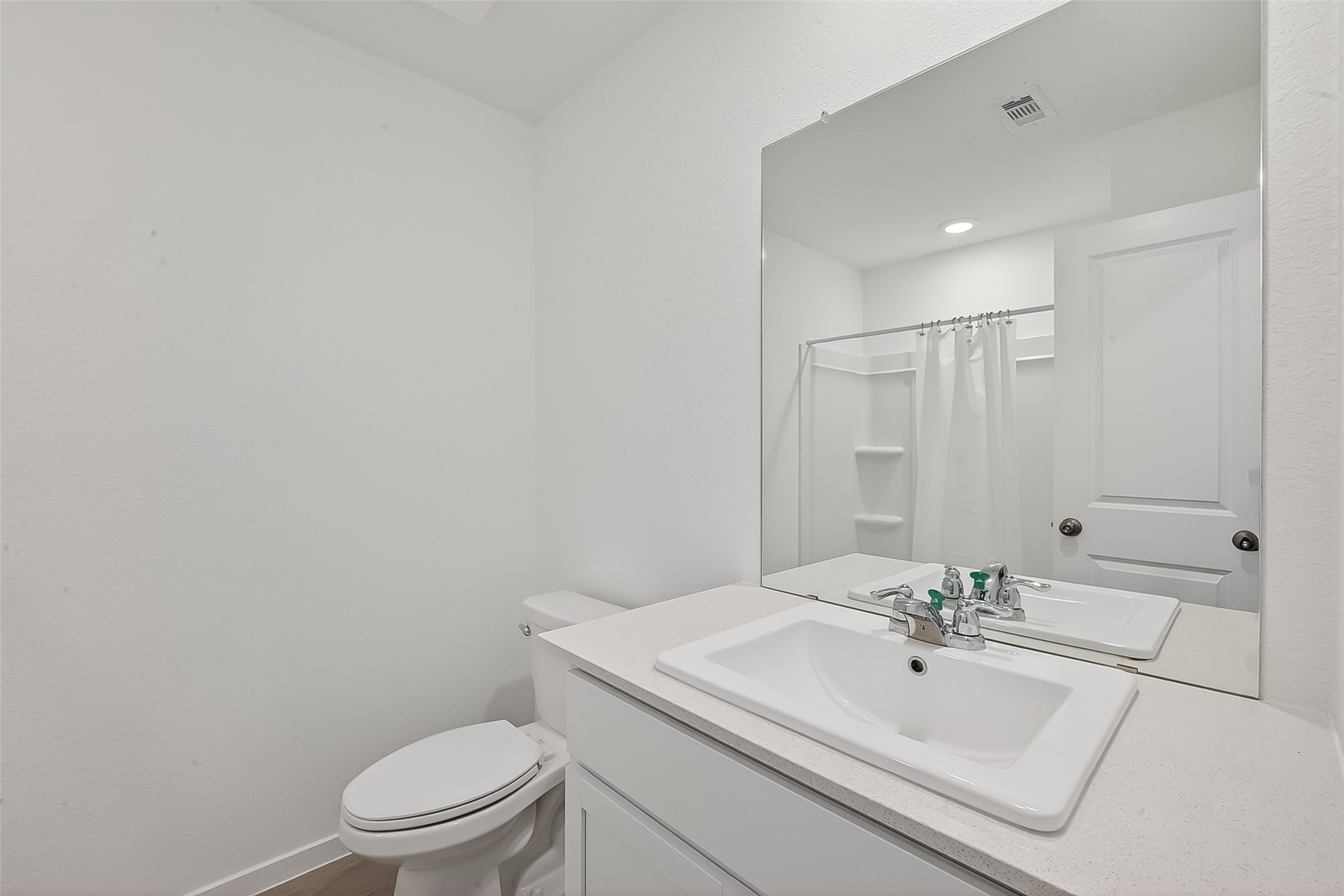 2623 American Ruby Drive Rosharon, TX 77583 - Photo 13 of 14 The guest bath is located between the secondary bedrooms.