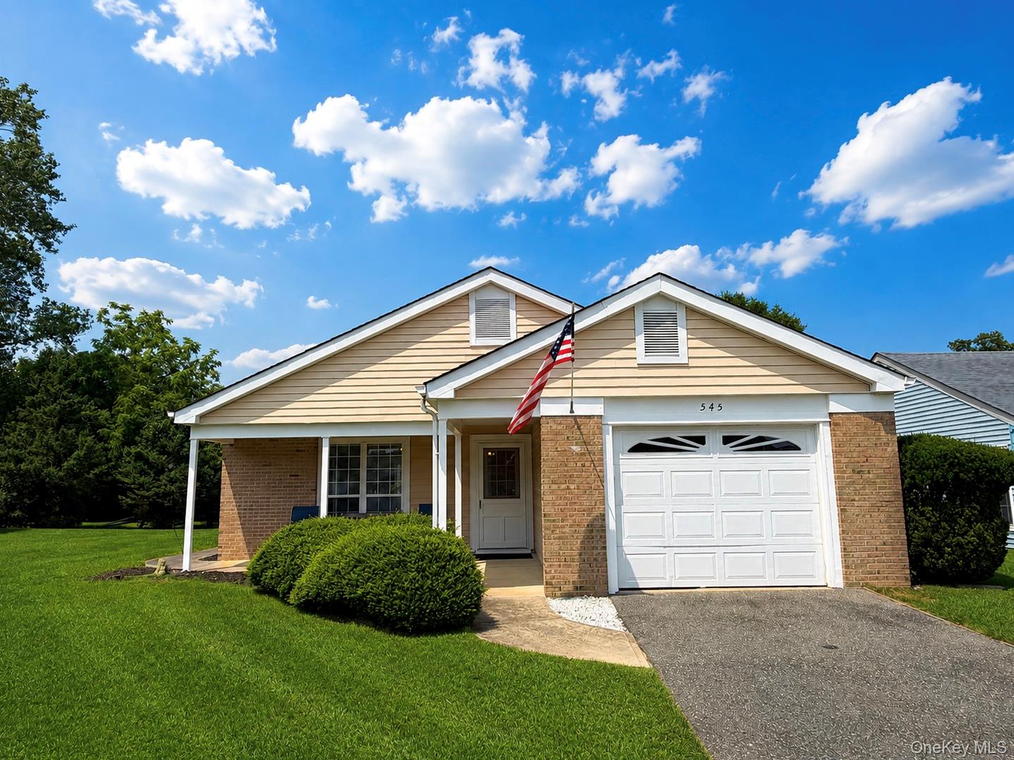 545 Stratford Lane Ridge, NY 11961 - Photo 1 of 17 Gallery Image 1