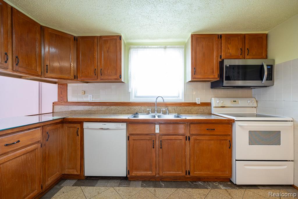26627 Rialto Street Madison Heights, MI 48071 - Photo 13 of 20 025_178A9963.jpg
