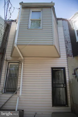 a view of backyard of the house