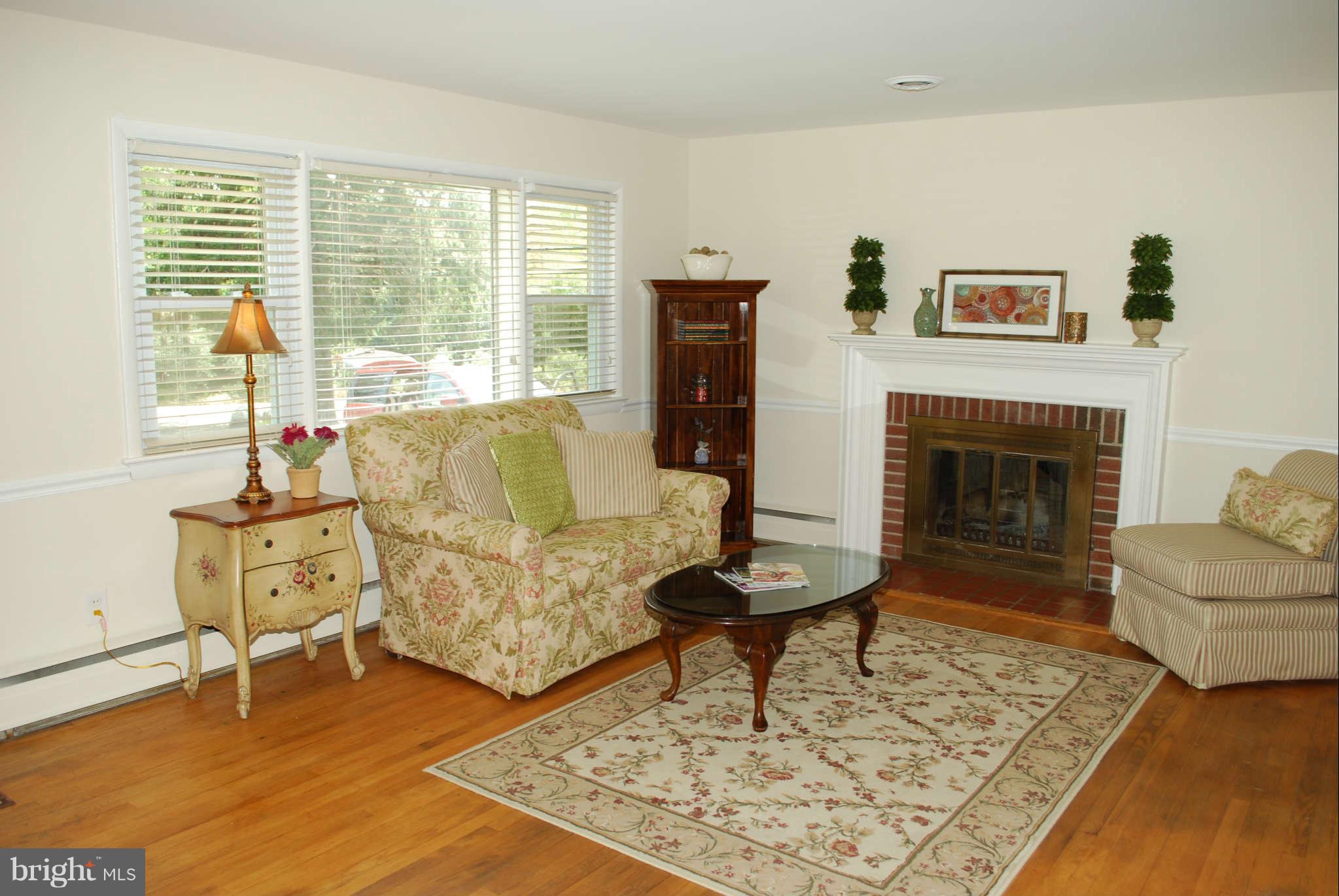 10100 Vale Road Vienna, VA 22181 - Photo 3 of 12 Living Room