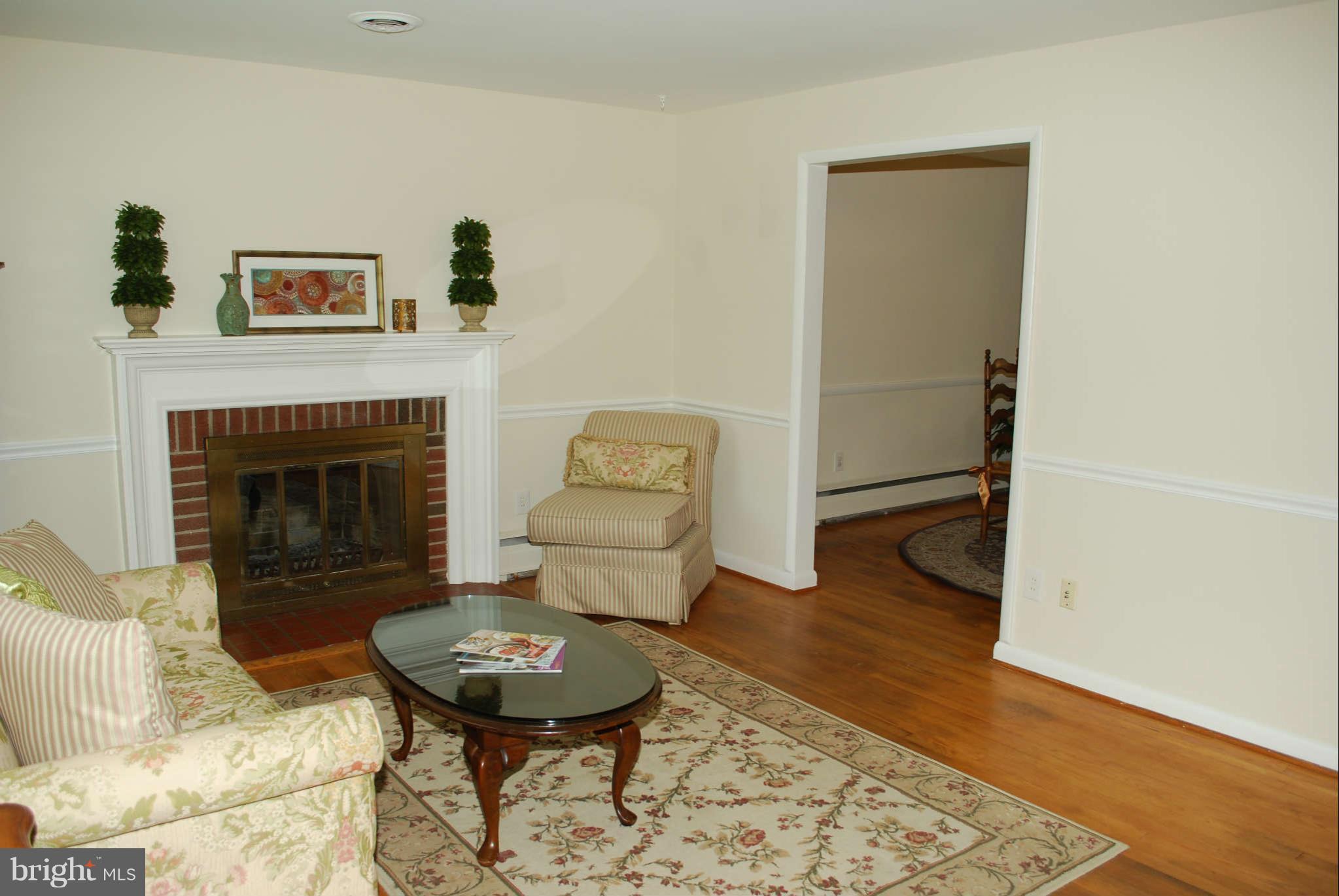 10100 Vale Road Vienna, VA 22181 - Photo 4 of 12 Living Room