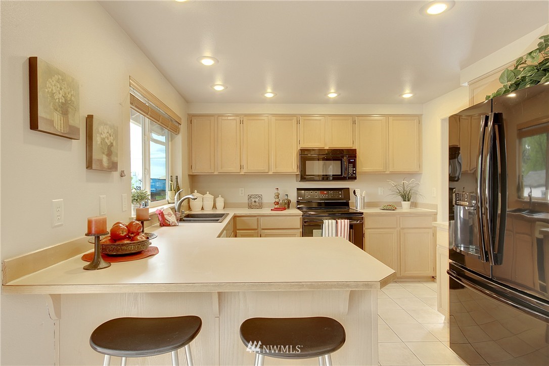 22809 Southeast 282nd Street Maple Valley, WA 98038 - Photo 9 of 25