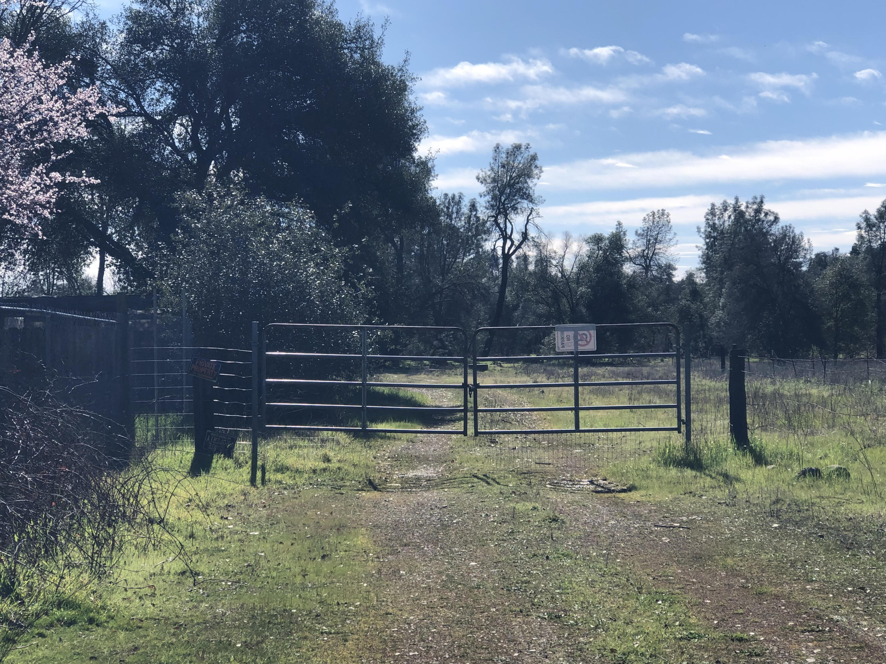 1513 Harpole Road Redding, CA 96002 - Photo 2 of 13 Locked gate