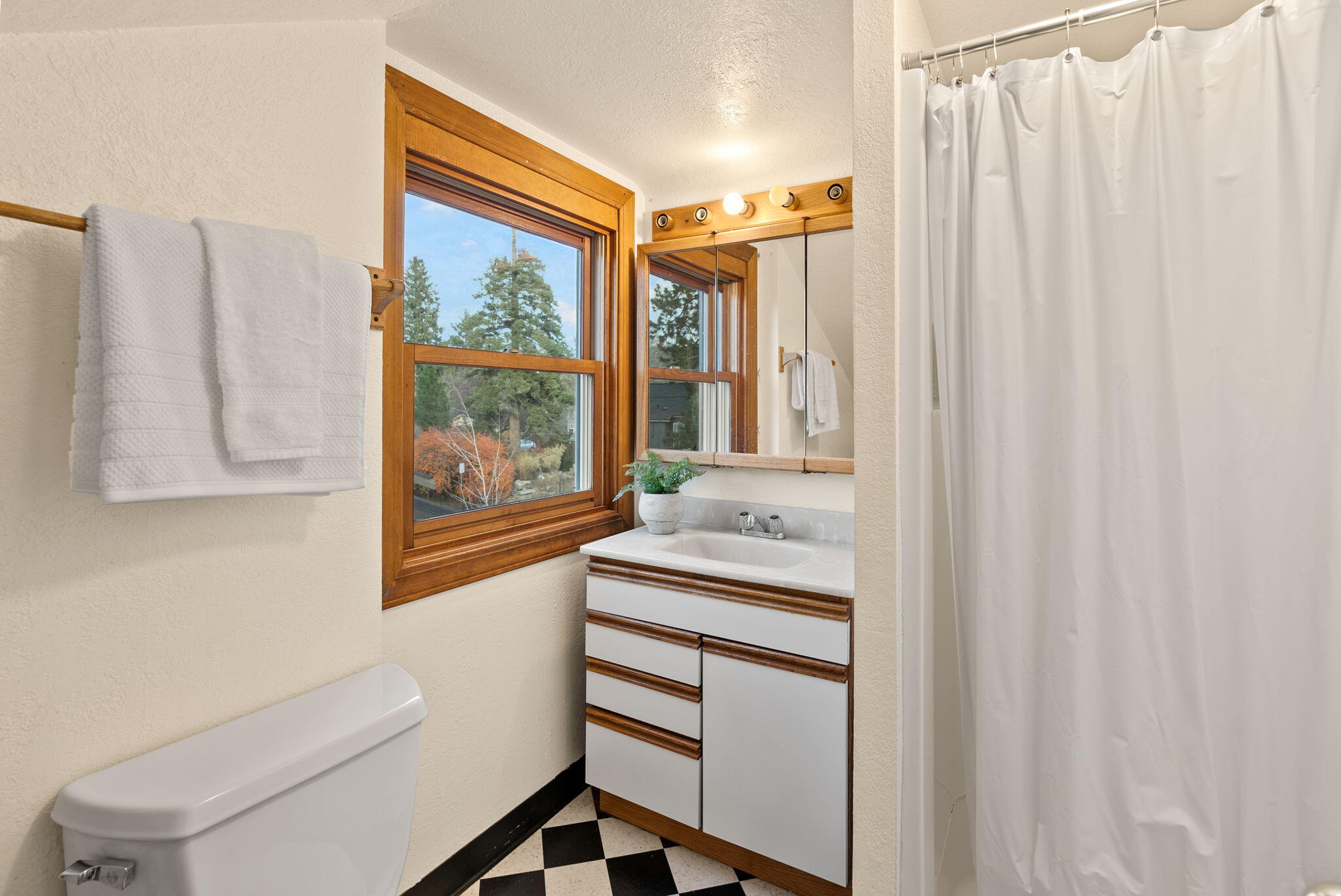 1439 Northwest 4th Street Bend, OR 97703 - Photo 31 of 41 Upstairs En Suite