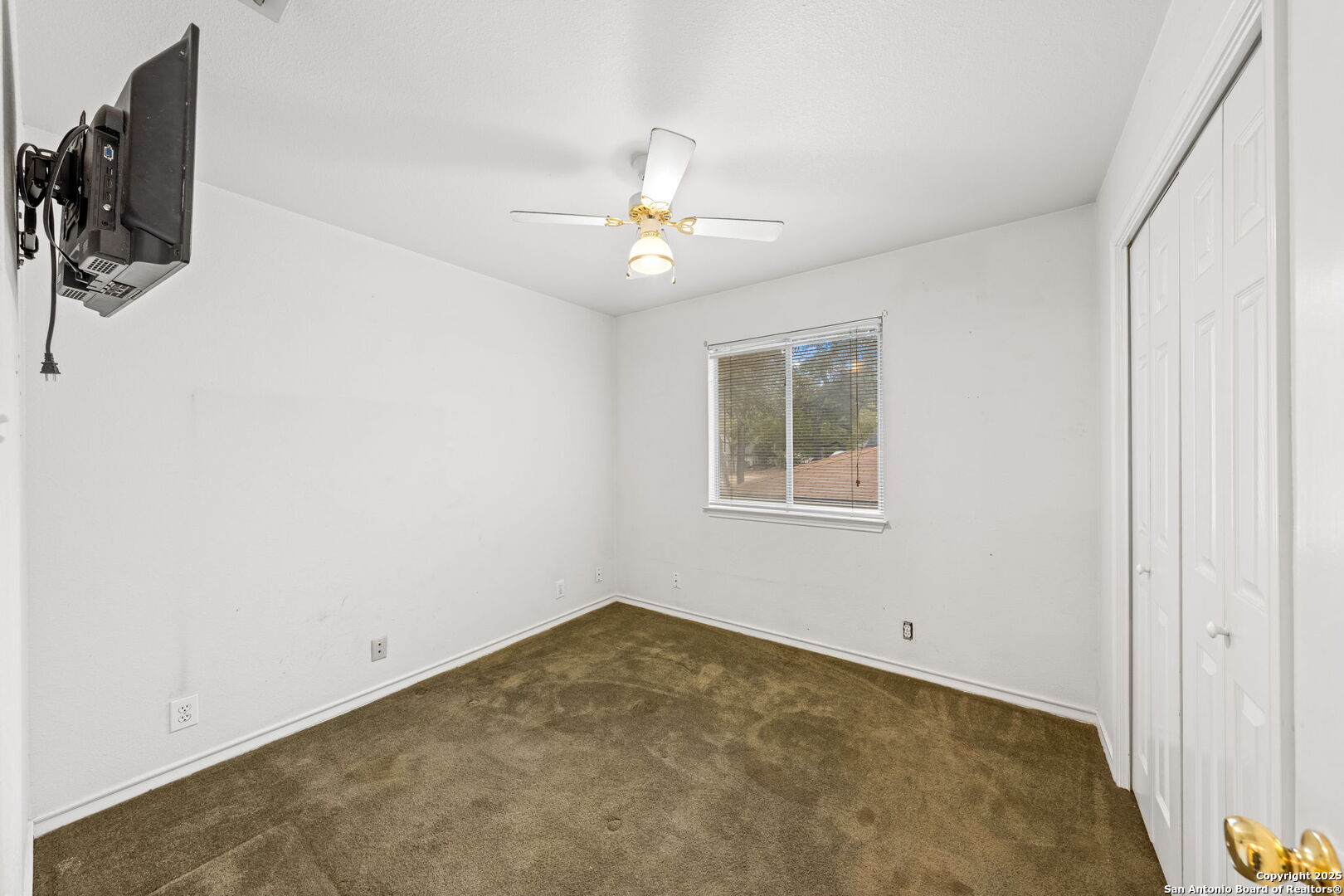105 Golden Way Universal City, TX 78148 - Photo 21 of 23 an empty room with windows and fan