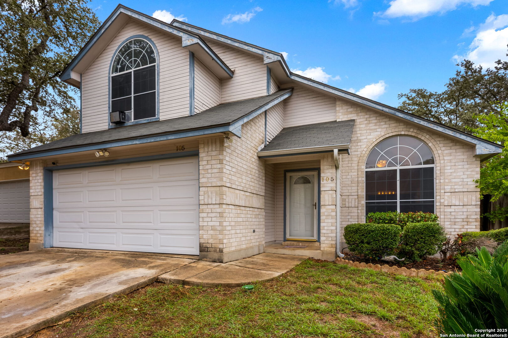 105 Golden Way Universal City, TX 78148 - Photo 4 of 23 a front view of a house with a yard