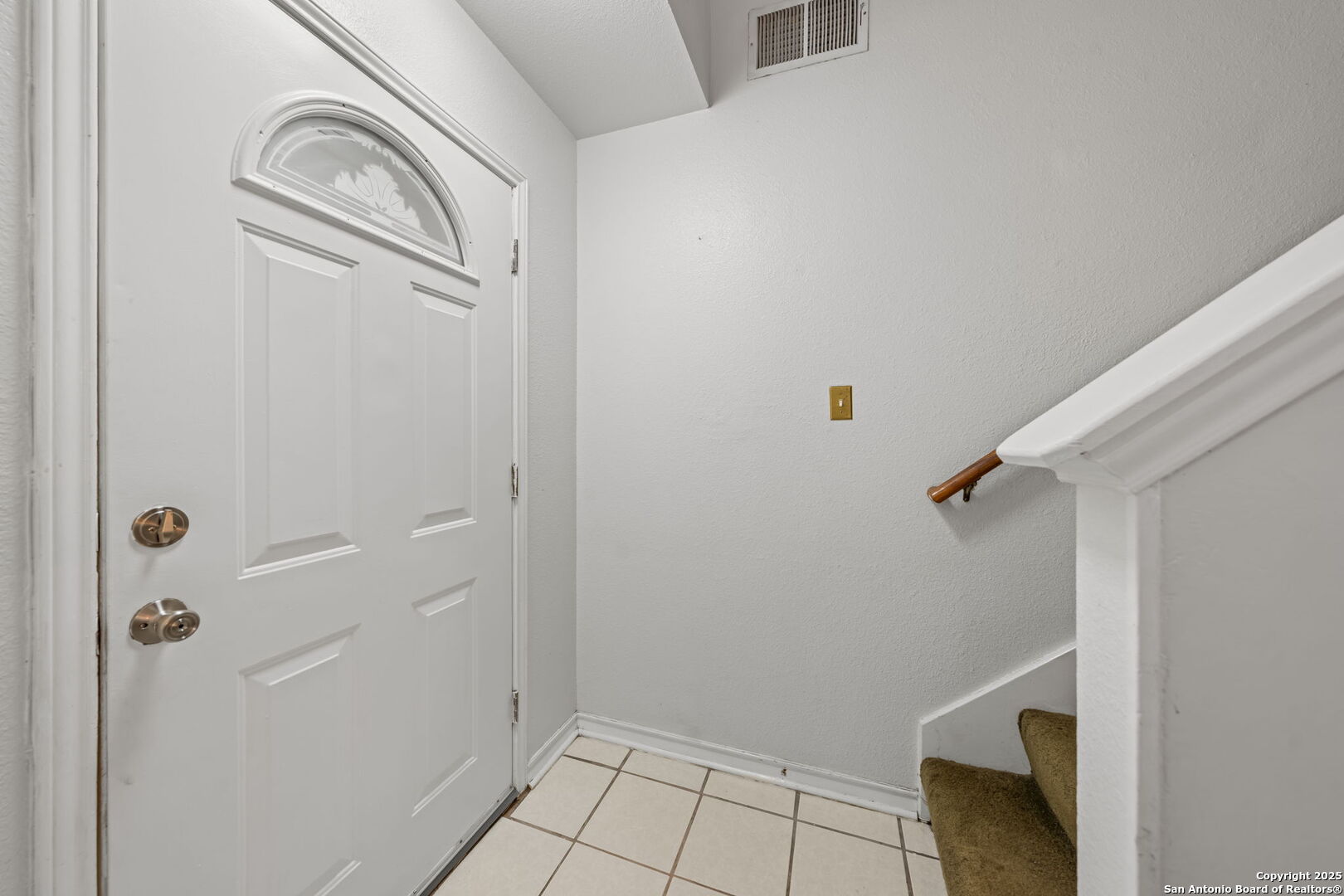 105 Golden Way Universal City, TX 78148 - Photo 6 of 23 a view of walk in closet