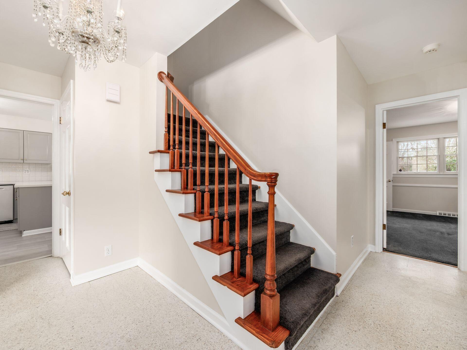 880 Lynbrook Road Columbus, OH 43235 - Photo 9 of 59 Foyer leads to Liv Rm, Bdrm & Kitchen
