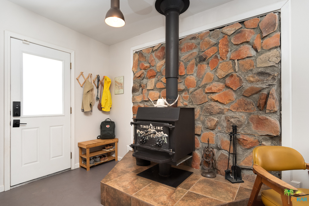 60525 Security Drive Joshua Tree, CA 92252 - Photo 4 of 39 a living room with furniture and a lamp